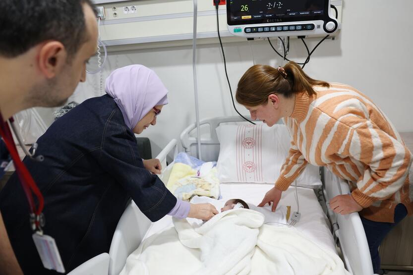 Emina Erdoğan yaralı bebekleri ziyaret etti