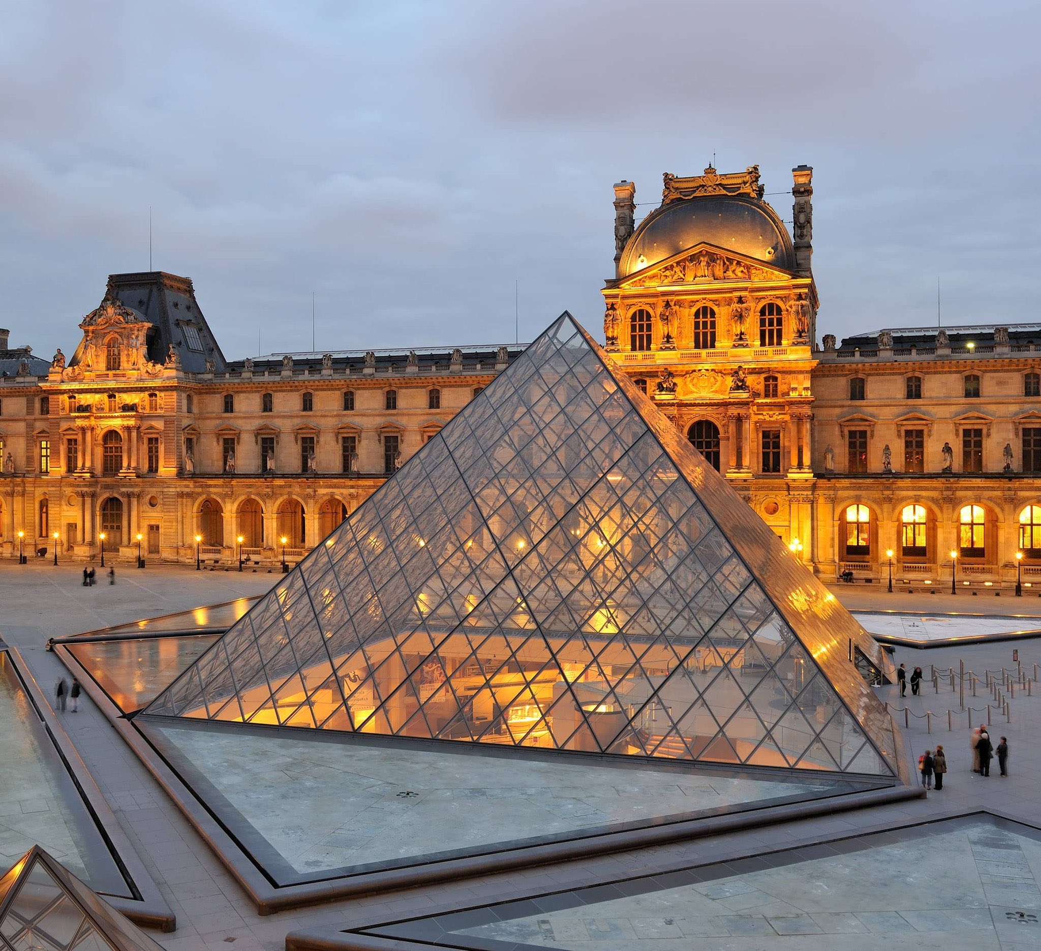 Paris’te Şok Soygun: Louvre Müzesi’nden Napolyon’a Ait Mücevherler Çalındı