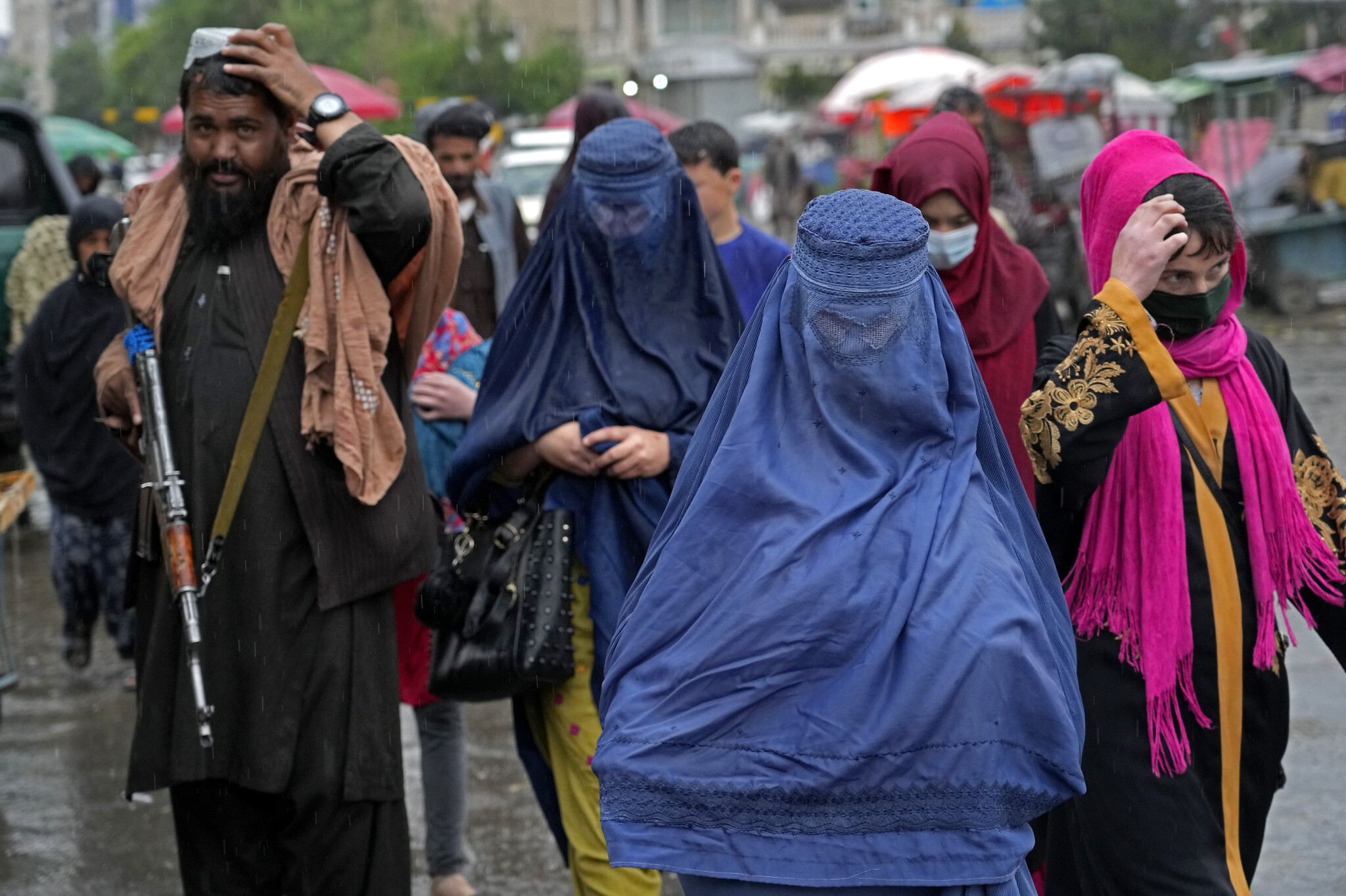 Taliban’dan kadınlara yeni yasak!