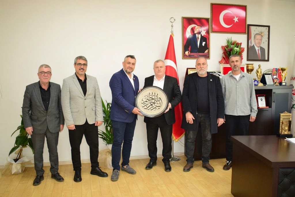 YENİDEN REFAH PARTİSİ’NDEN ARMUTLU BELEDİYE BAŞKANI CENGİZ ARSLAN’A TAKDİR ZİYARETİ