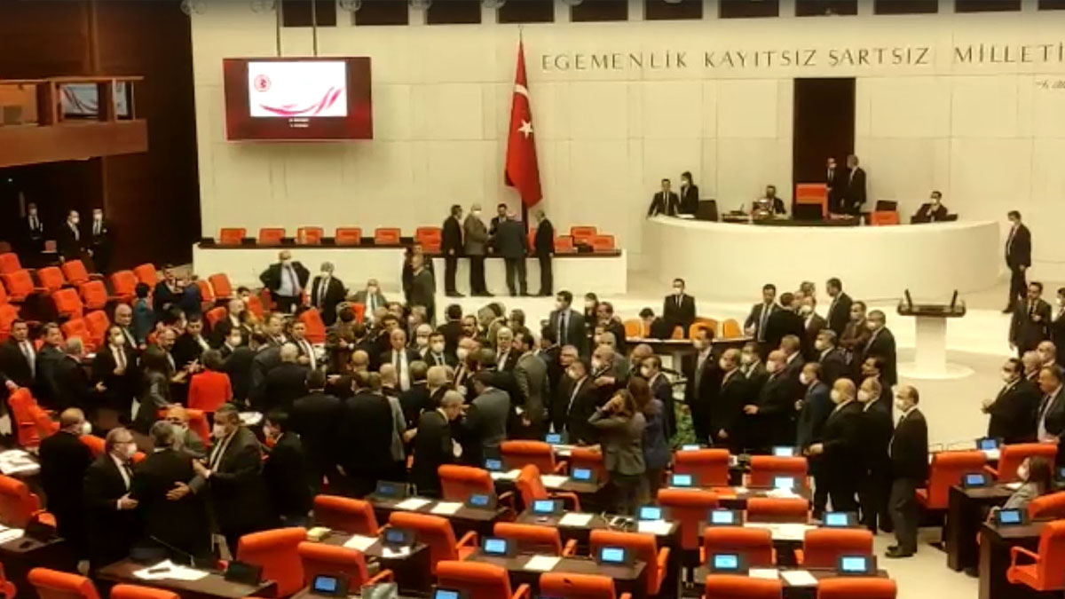 TBMM’de yumruklu kavga!